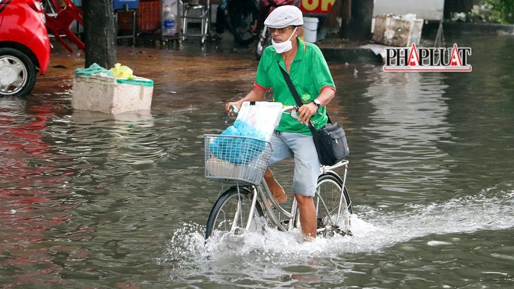 Tình trạng nước ngập đã làm người dân bị xáo trộn cuộc sống rất nhiều.