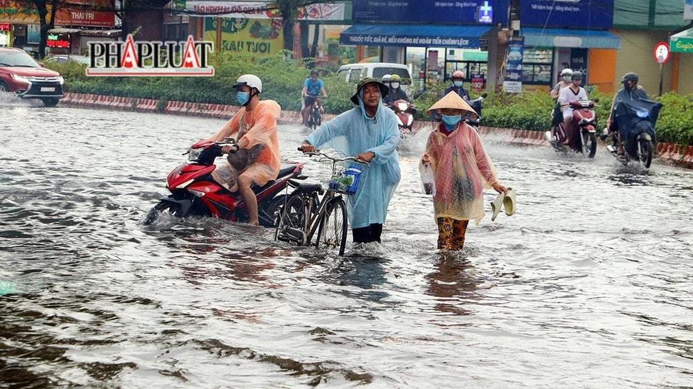 Ngập sâu nhiều nơi làm người dân di chuyển khó khăn.