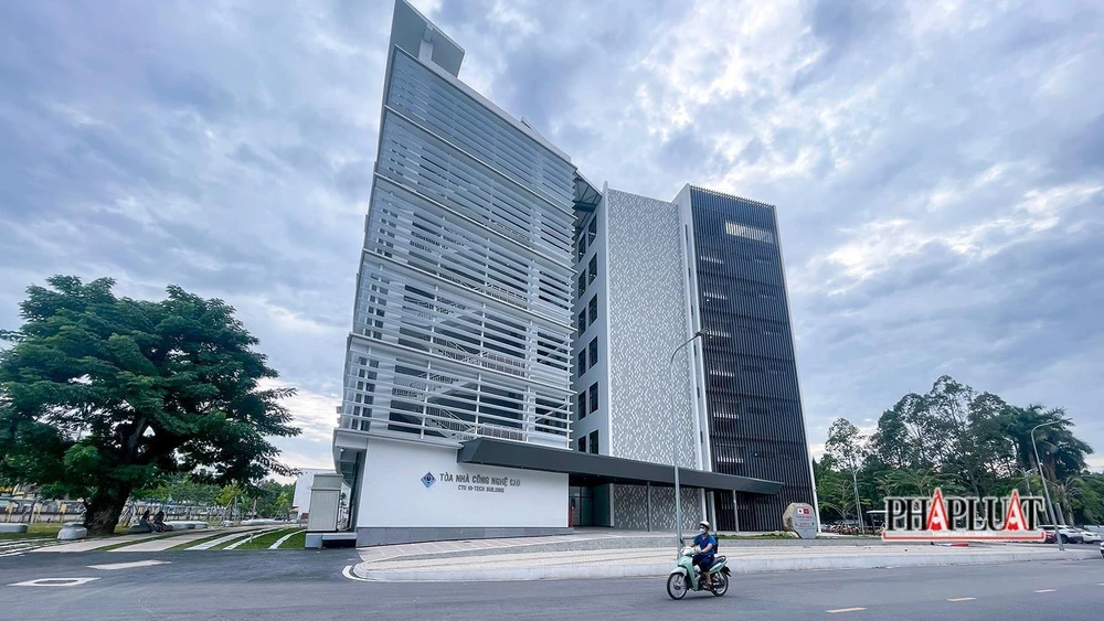 Công trình tòa nhà công nghệ cao thuộc dự án nâng cấp Trường ĐH Cần Thơ. Ảnh: CHÂU ANH