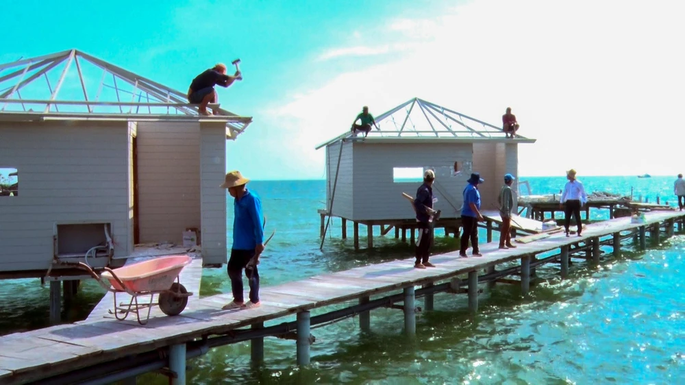 Chủ khu du lịch đã đề nghị được tự tháo dỡ, Ban cưỡng chế TP Phú Quốc đã chấp thuận và hỗ trợ chủ nhà di dời vật kiến trúc ra khỏi phần đất đã bao chiếm. Ảnh: HOÀNG DUNG