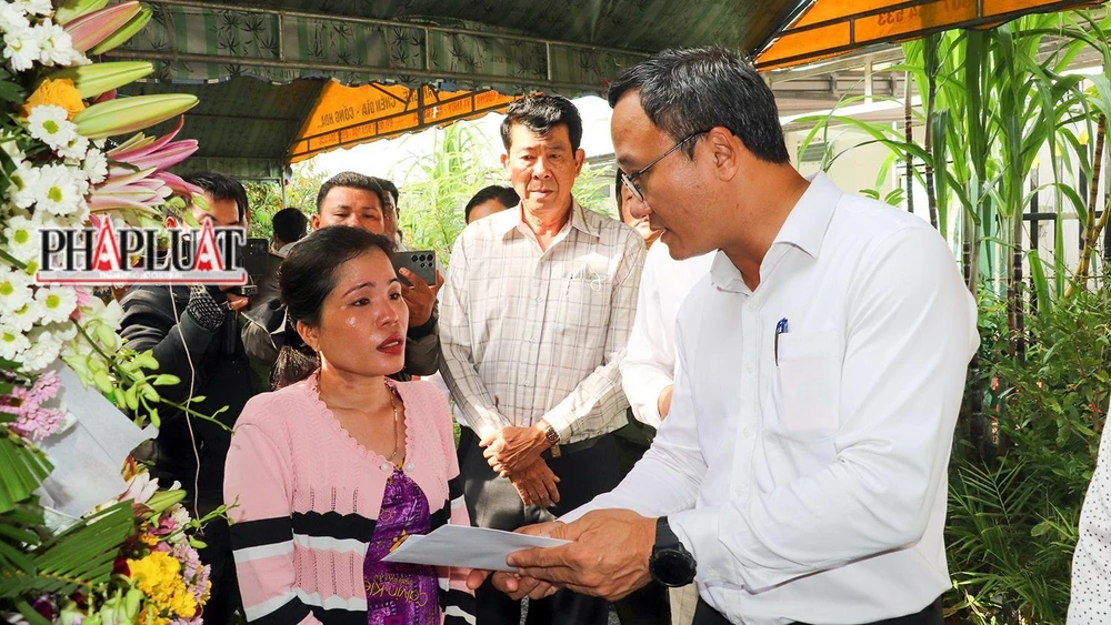 Đại diện Ủy ban ATGT Quốc gia, ông Khuất Việt Hùng đã trao hỗ trợ cho gia đình nạn nhân với số tiền 5 triệu đồng/nạn nhân. Ảnh: CHÂU ANH