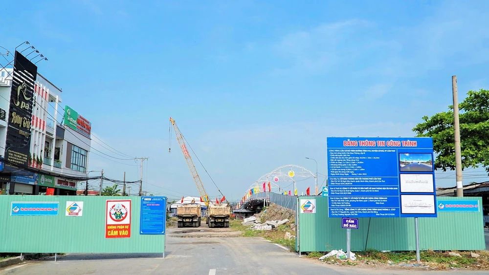 Dự án cầu Cờ Đỏ trên đường tỉnh 919 khởi công hồi tháng 2-2022, dự kiến thời gian thi công trong 630 ngày. Ảnh: KỲ KỲ Dự án cầu Cờ Đỏ trên đường tỉnh 919 khởi công hồi tháng 2-2022, dự kiến thời gian thi công trong 630 ngày. Ảnh: KỲ KỲ