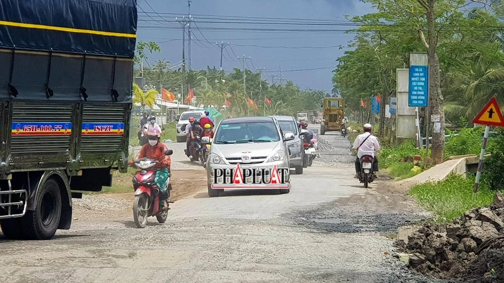 Do thiếu biển báo, biển chỉ dẫn nên các phương tiện lưu thông theo kiểu “tùy thích”, lộn xộn, tiềm ẩn nguy cơ tai nạn giao thông rất cao. Ảnh: CHÂU ANH