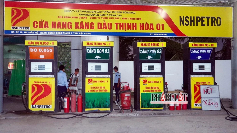 Tháng 2-2022, Đoàn của Cục QLTT tỉnh Hậu Giang kiểm tra và nhắc nhở một cửa hàng kinh doanh xăng dầu trên địa bàn huyện Châu Thành A treo bảng hết xăng. Ảnh: CHÂU ANH