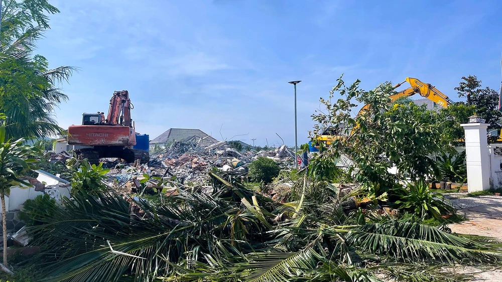 Chính quyền TP Phú Quốc đã tổ chức đoàn đến cưỡng chế 2/79 căn biệt thự xây dựng trái phép trên đất bao chiếm tại xã Dương Tơ. Ảnh: HOÀNG DUNG Chính quyền TP Phú Quốc đã tổ chức đoàn đến cưỡng chế 2/79 căn biệt thự xây dựng trái phép trên đất bao chiếm tại xã Dương Tơ. Ảnh: HOÀNG DUNG