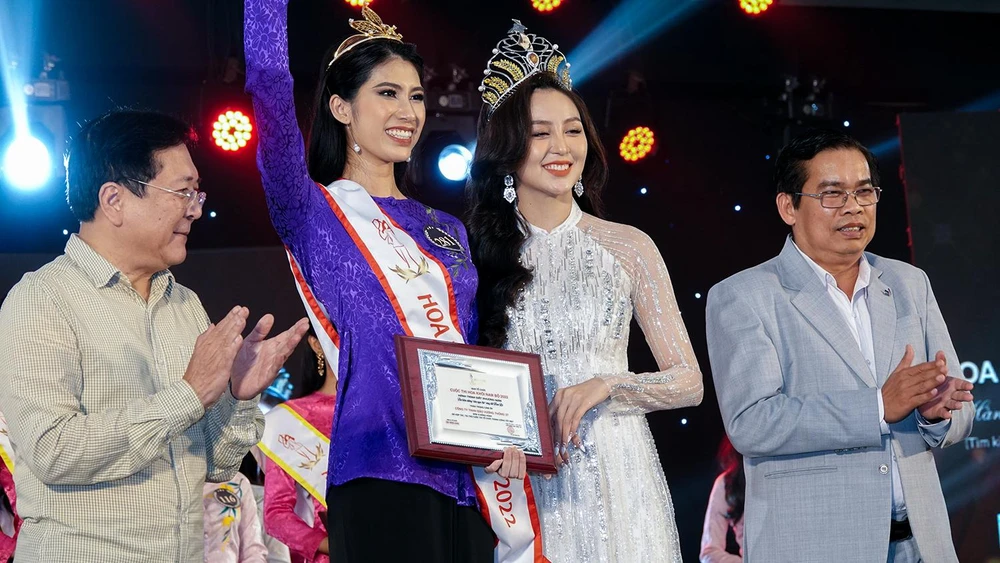 Thí sinh Lê Thị Kiều Nhung (tỉnh Trà Vinh) nhận vương miện Hoa khôi Nam bộ 2022. Ảnh: NGUYỄN TRINH