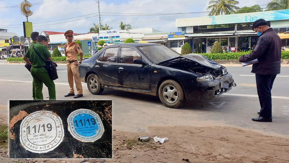 Công an TP Phú Quốc, tỉnh Kiên Giang khám nghiệm hiện trường điều tra nguyên nhân vụ tai nạn và tem đăng kiểm dán trên kính ô tô từ tháng 11-2019 (ảnh nhỏ). Ảnh NGUYỄN KHÁNH