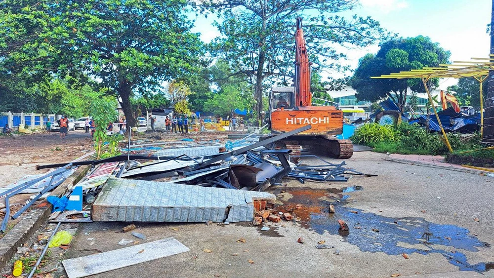 Dù trước đó, Công ty đã tự tháo dỡ, di dời nhưng vẫn còn một số hạng mục còn lại, nên đoàn công tác đã dùng xe cơ giới để tháo dỡ. Ảnh: TUẤN THY