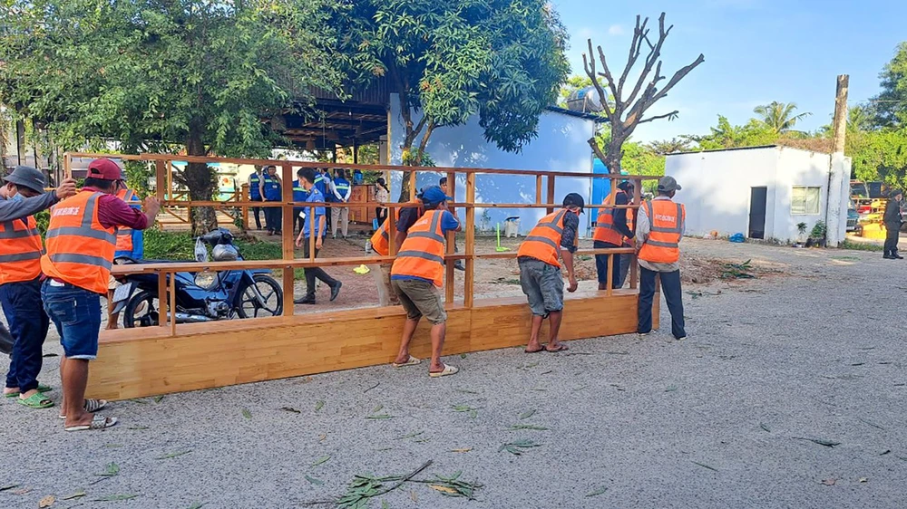 Cơ quan chức năng tỉnh Kiên Giang phối hợp UBND TP Phú Quốc buộc khôi phục lại tình trạng ban đầu của phần đất trước khi vi phạm và buộc trả lại hơn 2.995m2 đất Công ty đã chiếm. Ảnh: TUẤN THY