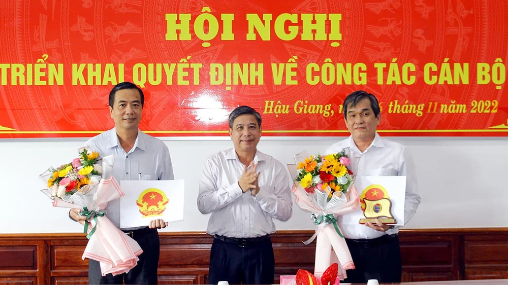 Ông Trần Thanh Liêm (bìa trái) được Chủ tịch UBND tỉnh Hậu Giang tiếp nhận, bổ nhiệm giữ chức Giám đốc Sở Lao động - Thương binh và Xã hội. Ảnh: PT