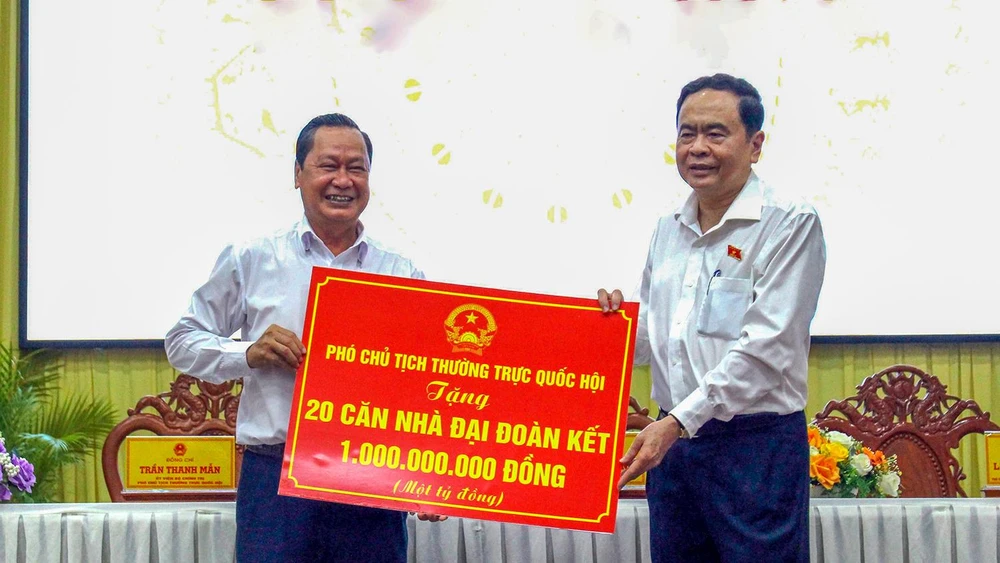 Ông Trần Thanh Mẫn, Phó Chủ tịch Thường trực Quốc hội tặng 20 căn nhà Đại Đoàn kết cho các hộ nghèo trên địa bàn huyện Phụng Hiệp, tỉnh Hậu Giang. Ảnh: TS