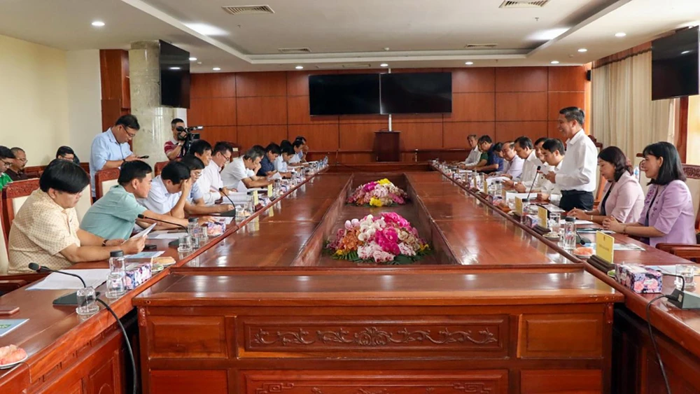 Ông Đồng Văn Thanh, Chủ tịch UBND tỉnh Hậu Giang thông tin với đoàn của Hội Nhà báo TP.HCM những kết quả nổi bật của tỉnh thời gian qua. Ảnh: PD Ông Đồng Văn Thanh, Chủ tịch UBND tỉnh Hậu Giang thông tin với đoàn của Hội Nhà báo TP.HCM những kết quả nổi bật của tỉnh thời gian qua. Ảnh: PD