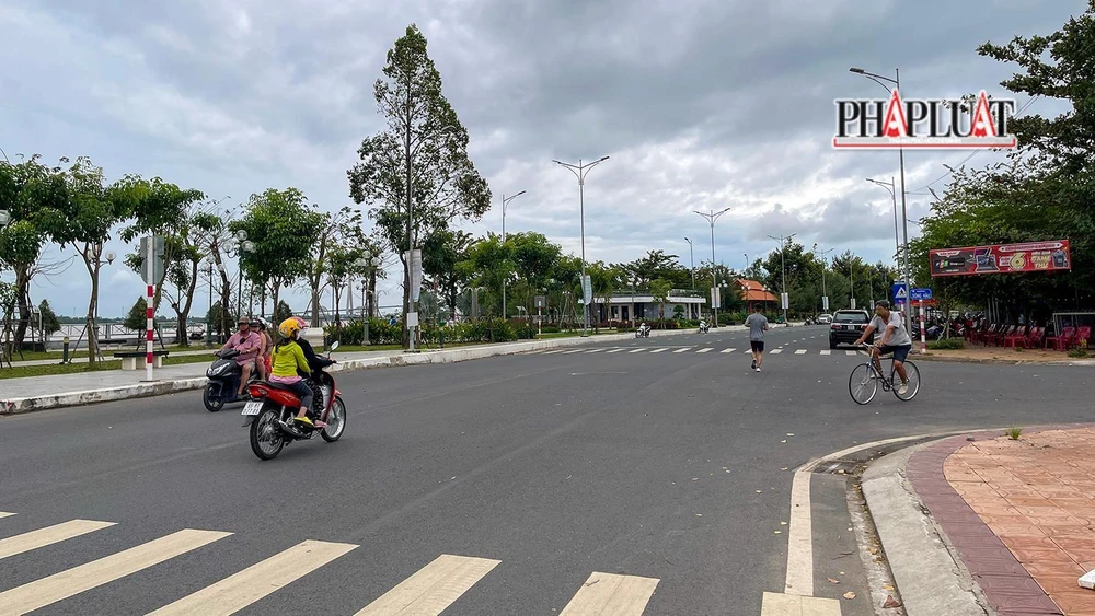 Thanh tra TP kiến nghị Thanh tra Sở Xây dựng kiểm tra chứng chỉ năng lực hoạt động xây dựng của Công ty và Công ty PMC liên quan đến hoạt động tư vấn xây dựng dự án cải tạo công viên Sông Hậu để xử lý theo quy định. Ảnh: CHÂU ANH