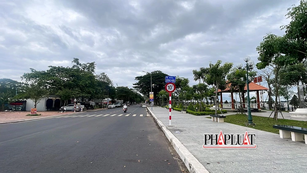 Thanh tra TP Cần Thơ đã chỉ ra nhiều sai phạm tại dự án cải tạo công viên sông Hậu, đoạn từ nhà hàng Lúa Nếp đến quảng trường, do phòng Quản lý đô thị quận Ninh Kiều làm chủ đầu tư. Ảnh: CHÂU ANH