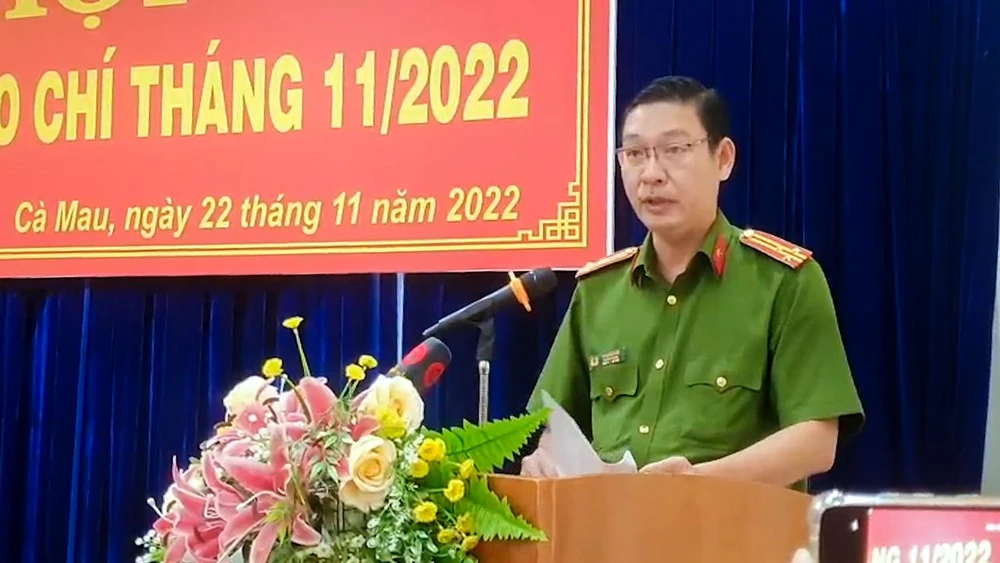 Thượng tá Phan Bửu Kiếm, Trưởng phòng Cảnh sát Hình sự Công an tỉnh Cà Mau, thông tin về vụ hai ngư dân bị bạn đi cùng tàu đánh cá hành hung. Ảnh: TRẦN VŨ Thượng tá Phan Bửu Kiếm, Trưởng phòng Cảnh sát Hình sự Công an tỉnh Cà Mau, thông tin về vụ hai ngư dân bị bạn đi cùng tàu đánh cá hành hung. Ảnh: TRẦN VŨ
