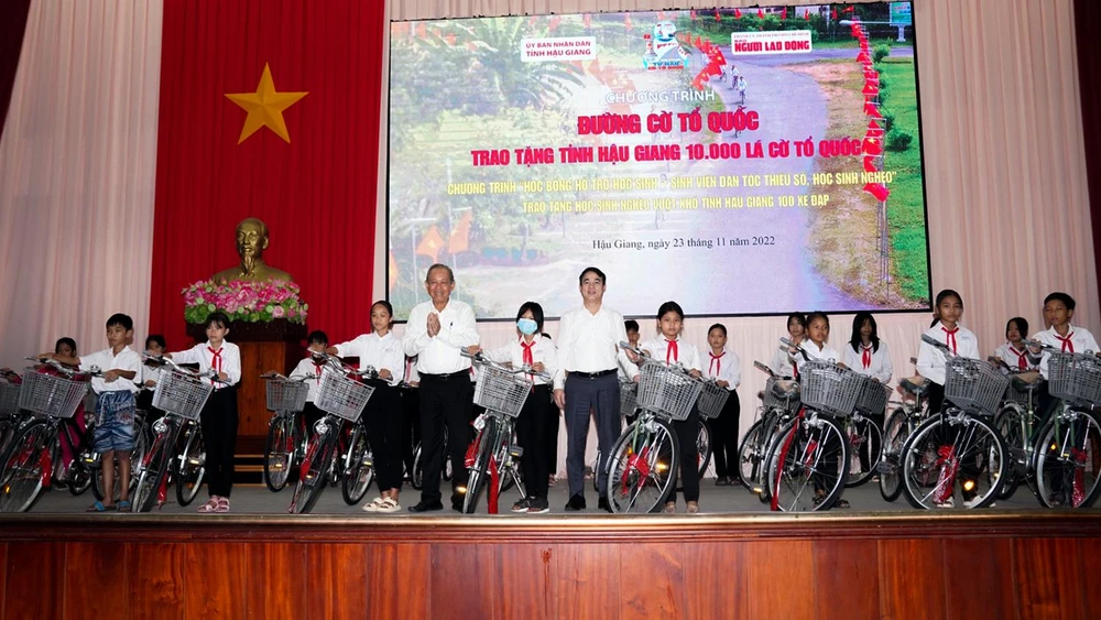 Nguyên Phó Thủ tướng Thường trực Chính Phủ Trương Hòa Bình và ông Nghiêm Xuân Thành, Bí thư Tỉnh ủy Hậu Giang trao xe đạp cho các học sinh, sinh viên nghèo trên địa bàn tỉnh. Ảnh: CT Nguyên Phó Thủ tướng Thường trực Chính Phủ Trương Hòa Bình và ông Nghiêm Xuân Thành, Bí thư Tỉnh ủy Hậu Giang trao xe đạp cho các học sinh, sinh viên nghèo trên địa bàn tỉnh. Ảnh: CT
