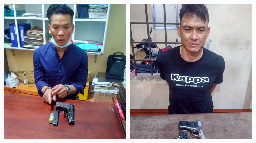 Hai đối tượng Lê Văn Tuấn và Vũ Đức Hoàng tại cơ quan công an. Ảnh: VĂN VŨ