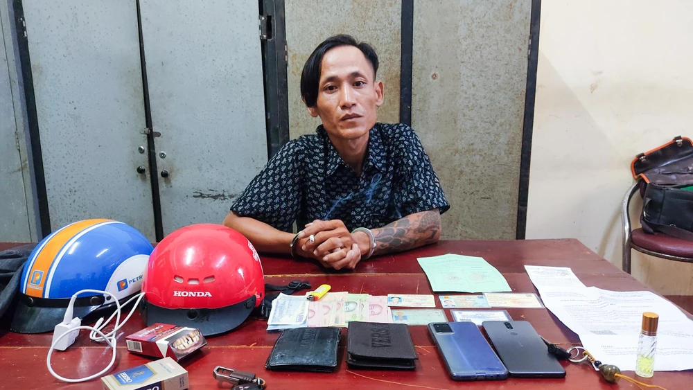 Đối tượng Nguyễn Hoàng Huy tại cơ quan công an. Ảnh: VĂN VŨ