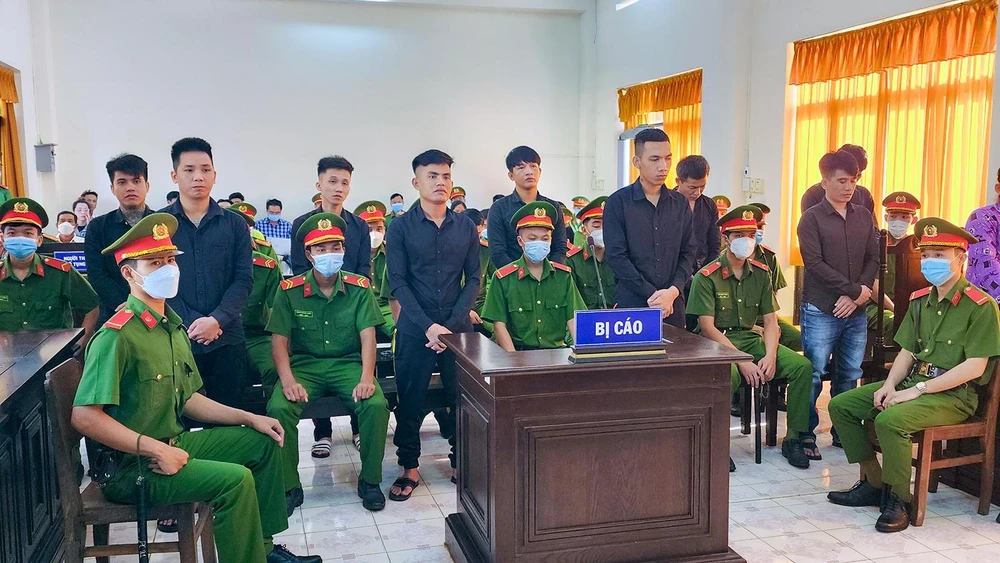 Các bị cáo tại phiên xét xử sơ thẩm. Ảnh: VĂN VŨ