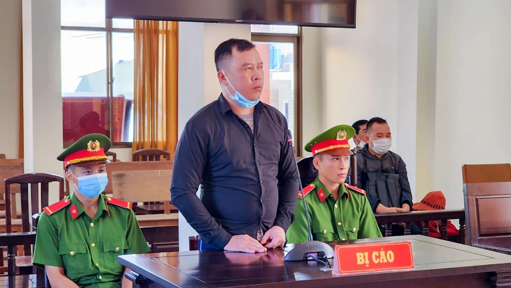 Bị cáo Trần Ra Băng Anh bị tuyên phạt 15 năm tù về tội giết người. Ảnh: VĂN VŨ