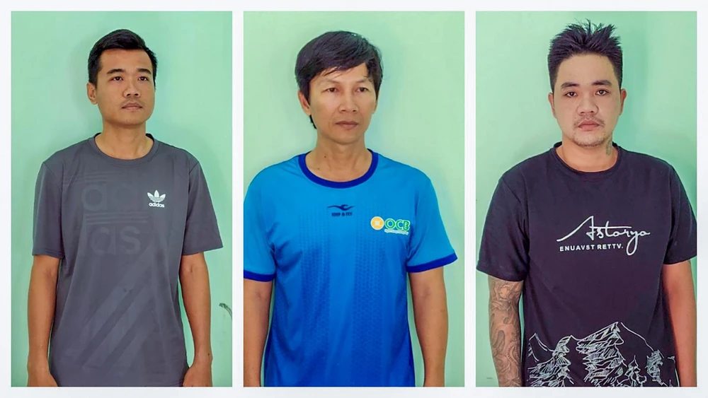 Từ trái qua: Lê Huy An, Phạm Ngọc Hiệp và Trần Thanh Tùng tại công an. Ảnh: VĂN VŨ Từ trái qua: Lê Huy An, Phạm Ngọc Hiệp và Trần Thanh Tùng tại công an. Ảnh: VĂN VŨ