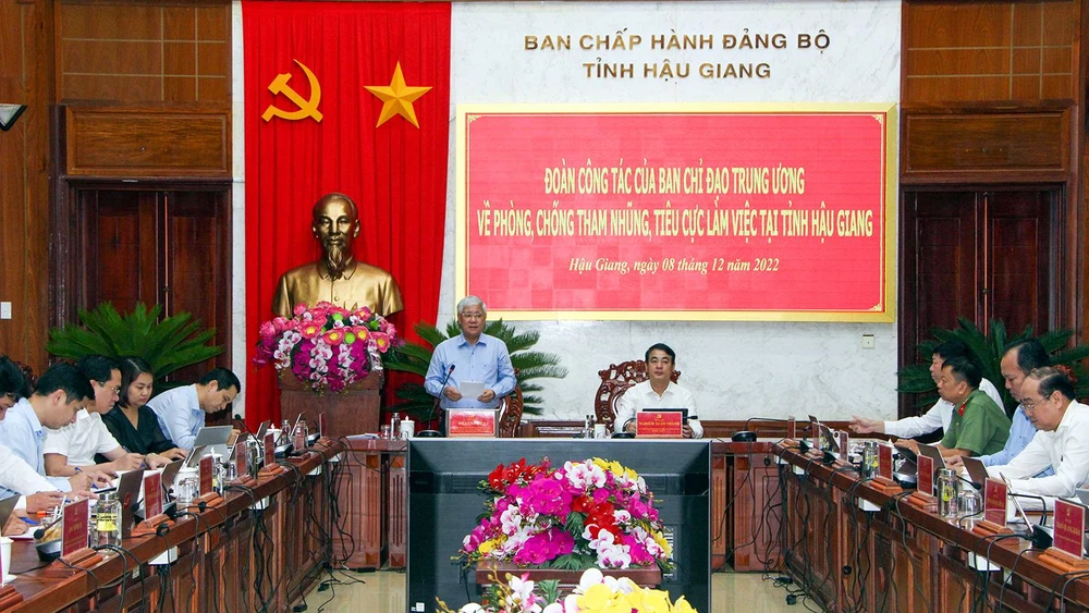 Đoàn công tác của Ban chỉ đạo Trung ương về phòng chống tham nhũng, tiêu cực do ông Đỗ Văn Chiến, Chủ tịch Ủy ban Trung ương MTTQ Việt Nam làm trưởng đoàn làm việc với Tỉnh ủy Hậu Giang. Ảnh: PD