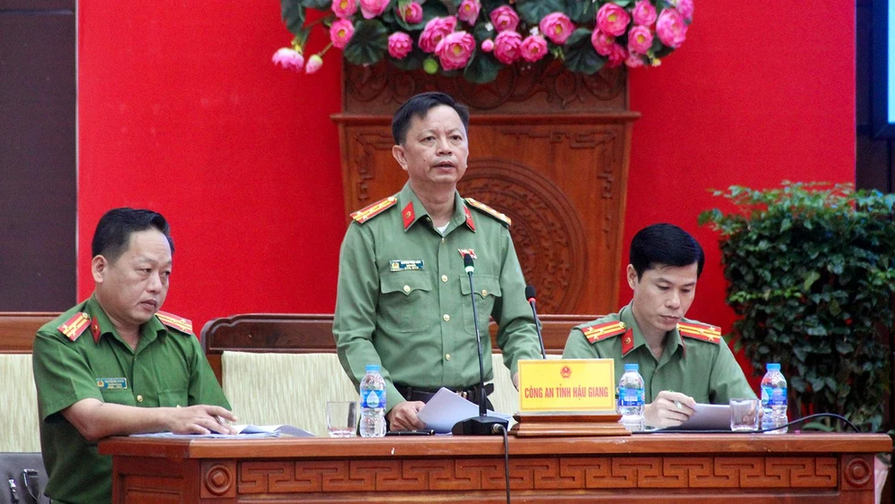Đại tá Huỳnh Việt Hòa, Giám đốc Công an Hậu Giang nhấn mạnh công an khi làm việc với dân về các vụ việc vi phạm đều có thư mời, không mời qua điện thoại. Ảnh: BT Đại tá Huỳnh Việt Hòa, Giám đốc Công an Hậu Giang nhấn mạnh công an khi làm việc với dân về các vụ việc vi phạm đều có thư mời, không mời qua điện thoại. Ảnh: BT