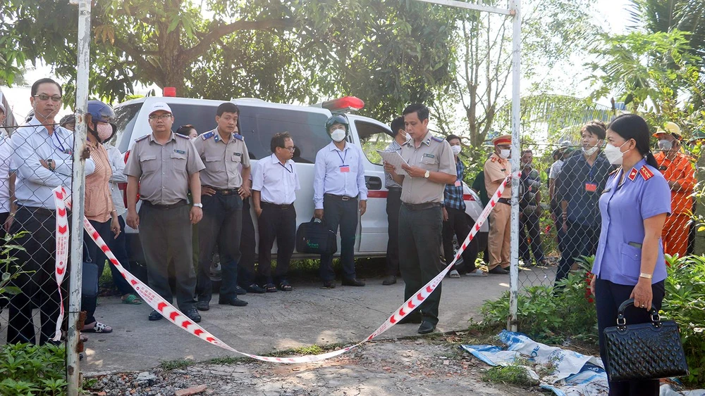 Chấp hành viên thuộc Cục THADS TP Cần Thơ thi hành Quyết định cưỡng chế thi hành án. Ảnh: CHÂU ANH