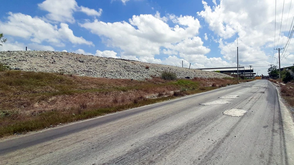 Bãi chôn lấp rác trên địa bàn xã Hòa Phú, huyện Long Hồ mỗi ngày tiếp nhận khoảng 350 tấn. Ảnh: CHÍ THIỆN