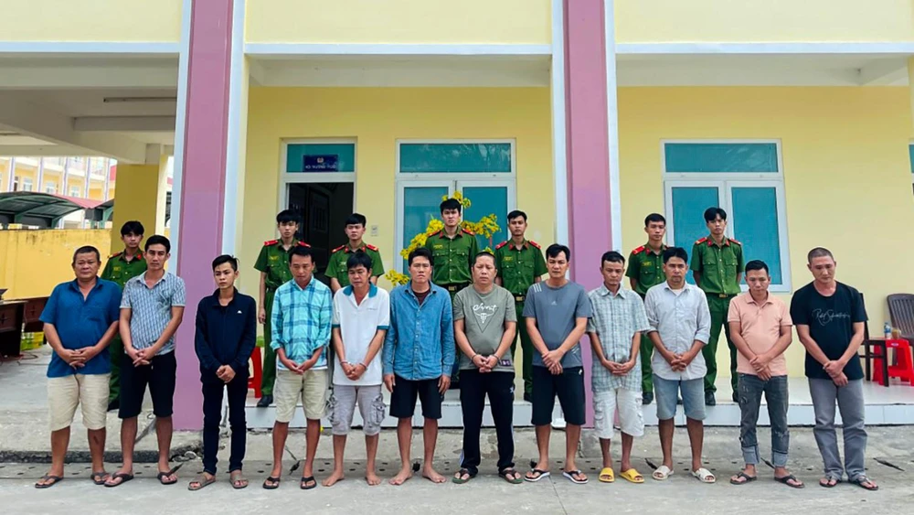 Nhóm người trong đường dây đánh bạc qua mạng vừa bị Công an Hậu Giang triệt phá. Ảnh: NHẬT TÂN