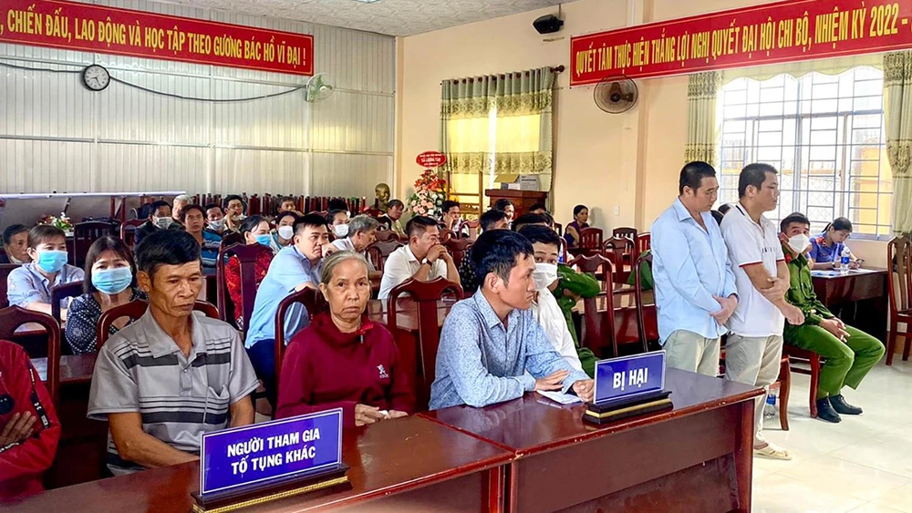 Phiên xét xử lưu động tại trụ sở UBND xã Lương Tâm, huyện Long Mỹ thu hút nhiều người tham gia. Ảnh BẢO BẢO