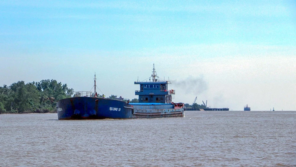 Kế hoạch phát triển vận tải các tỉnh, thành phố vùng ĐBSCL nhằm tiếp tục đẩy mạnh cơ cấu thị phần vận tải, bảo đảm kết nối hài hòa và hiệu quả giữa các phương thức vận tải; chú trọng phát triển vận tải đa phương thức, lấy đường thủy là trọng tâm. Ảnh minh họa: CHÂU ANH