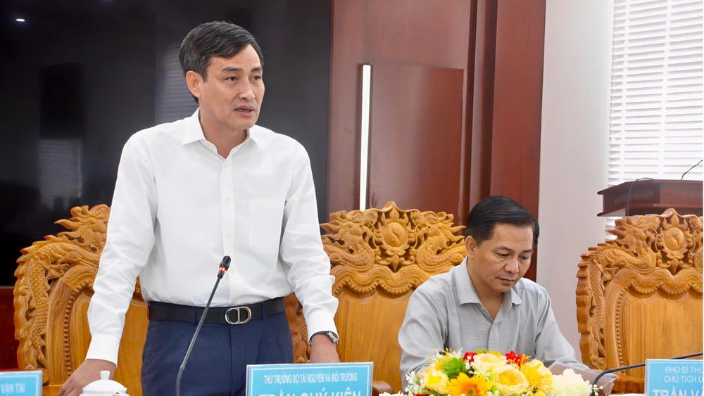 Thứ trưởng Bộ TN&amp;MT Trần Quý Kiên lưu ý các địa phương khi thực hiện việc nâng công suất khai thác phải luôn đảm bảo an toàn, không làm ảnh hưởng dòng chảy. Ảnh: MINH THƯ