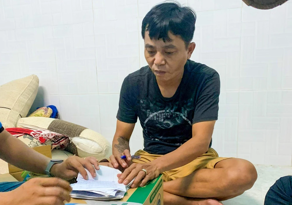 Đối tượng Nguyễn Văn Tuấn thời điểm bị công an bắt giữ. Ảnh: VĂN VŨ