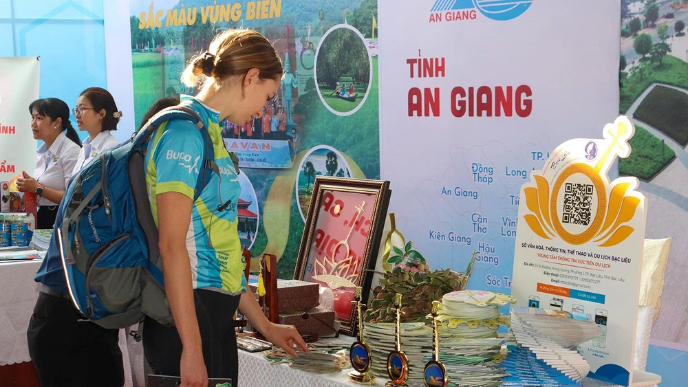 Du khách tham quan các gian hàng giới thiệu văn hóa du lịch, sản phẩm đặc trưng của các tỉnh, thành tại Hội nghị tổng kết chương trình hợp tác phát triển du lịch giữa TP.HCM và 13 tỉnh, thành khu vực ĐBSCL. Ảnh: CHÂU ANH