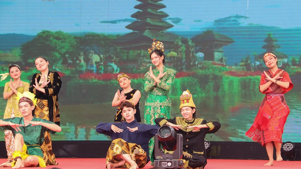 Tiết mục múa đương đại “Wonderland Indonesia” tại lễ khai mạc. Ảnh: CHÂU ANH