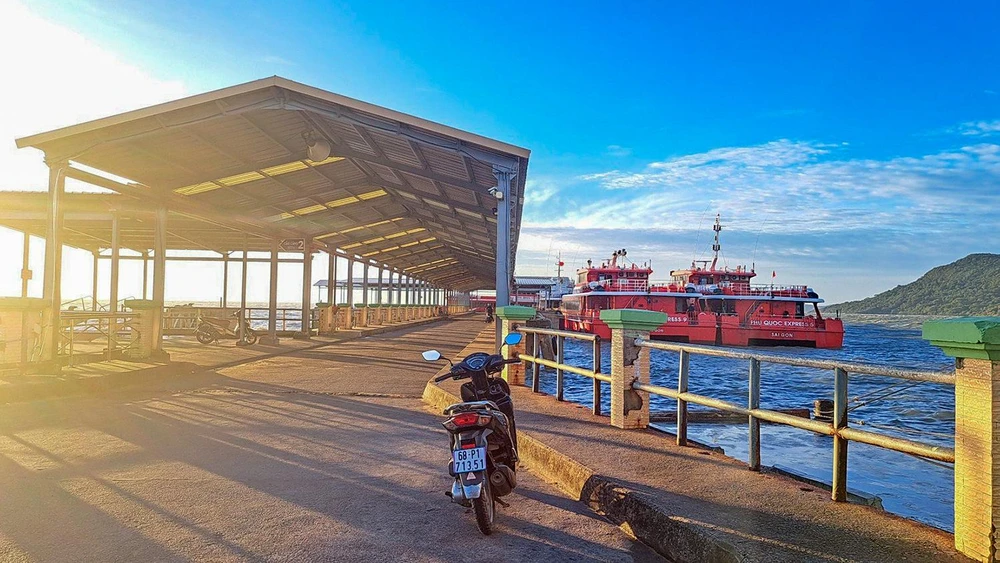 Các tàu, phà cao tốc từ Rạch Giá, Hà Tiên đến Phú Quốc tạm ngừng hoạt động do thời tiết xấu. Ảnh: TUẤN THY