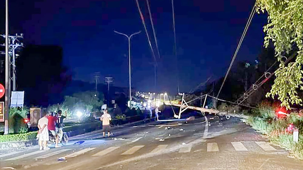 Hiện trường vụ tai nạn làm hai người thương vong xảy ra vào tối 23-12 tại TP Phú Quốc, tỉnh Kiên Giang. Ảnh: TUẤN THY Hiện trường vụ tai nạn làm hai người thương vong xảy ra vào tối 23-12 tại TP Phú Quốc, tỉnh Kiên Giang. Ảnh: TUẤN THY