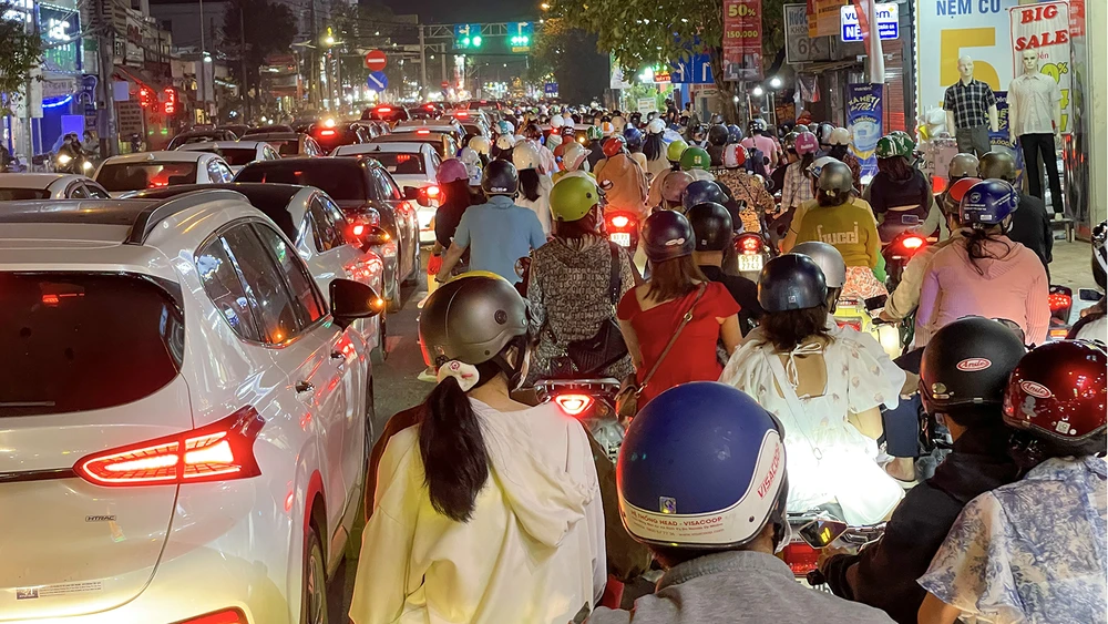 Một số tuyến đường khác như: Mậu Thân, Trần Hưng Đạo... cũng xảy ra tình trạng ùn tắc cục bộ do có đông người và phương tiện cùng xuống đường đón Giáng sinh.