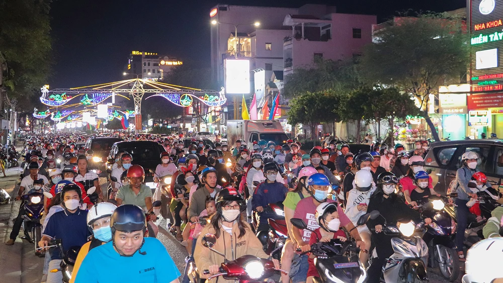 Ghi nhận tại các ngả đổ về trung tâm quận Ninh Kiều, như đường 30-4, Đại lộ Hòa Bình... đều trong tình trạng chật kín người, nhiều đoạn bị ùn tắc cục bộ do người đi làm về, người xuống đường đi chơi Giáng sinh.