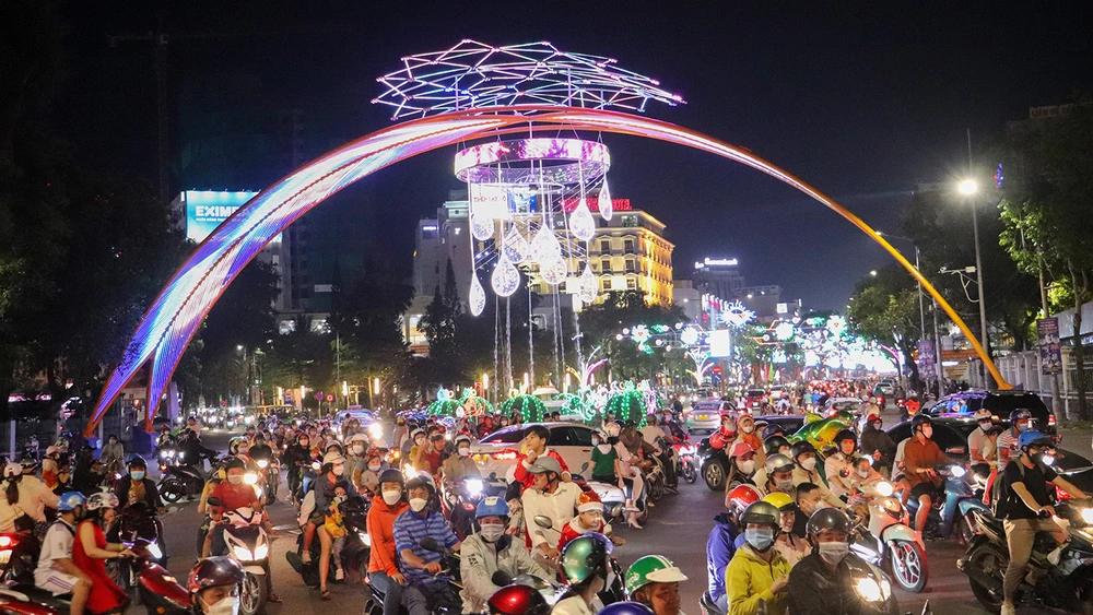 Đại lộ Hòa Bình, đoạn phía trước cổng UBND TP Cần Thơ cũng đông kín người do đây là tuyến đường dẫn đến nhà thờ Nguyễn Trãi, một trong những nhà thờ lớn ở quận Ninh Kiều.