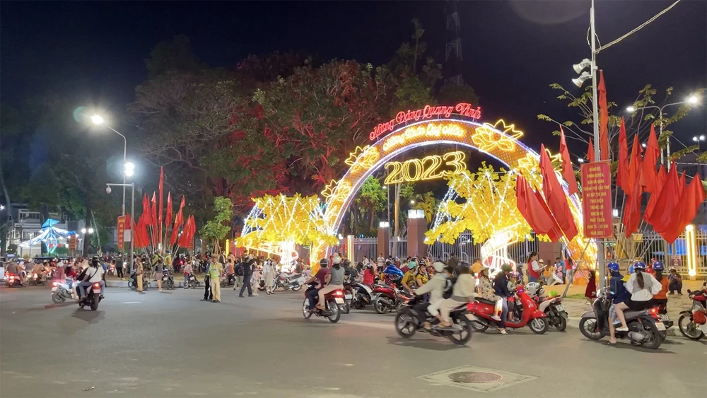 Nhiều người đến chụp hình lưu niệm tại tiểu cảnh mừng năm mới đặt phía trước UBND TP Cần Thơ, tuy nhiên, do có lực lượng chức năng ứng trực điều phối nên không xảy ra tình trạng ùn tắc.