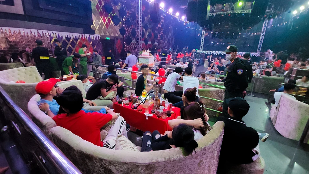 Thời điểm kiểm tra, lực lượng chức năng tỉnh Kiên Giang ghi nhận trong bar có khoảng 300 người. Ảnh: VĂN VŨ