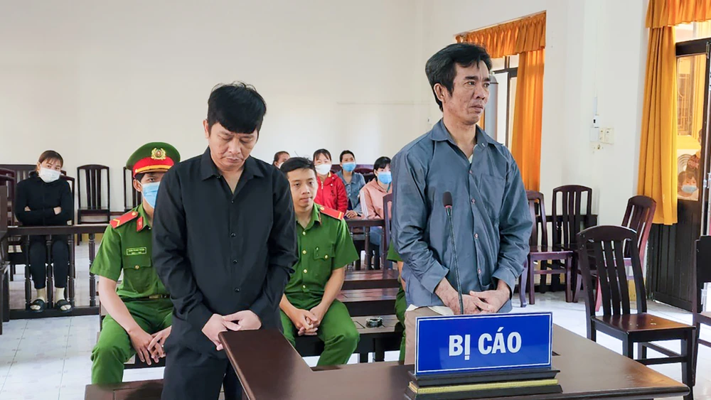 Hai bị cáo Phạm Văn Vủ và Trần Văn Vinh tại phiên xét xử sơ thẩm. Ảnh: VĂN VŨ