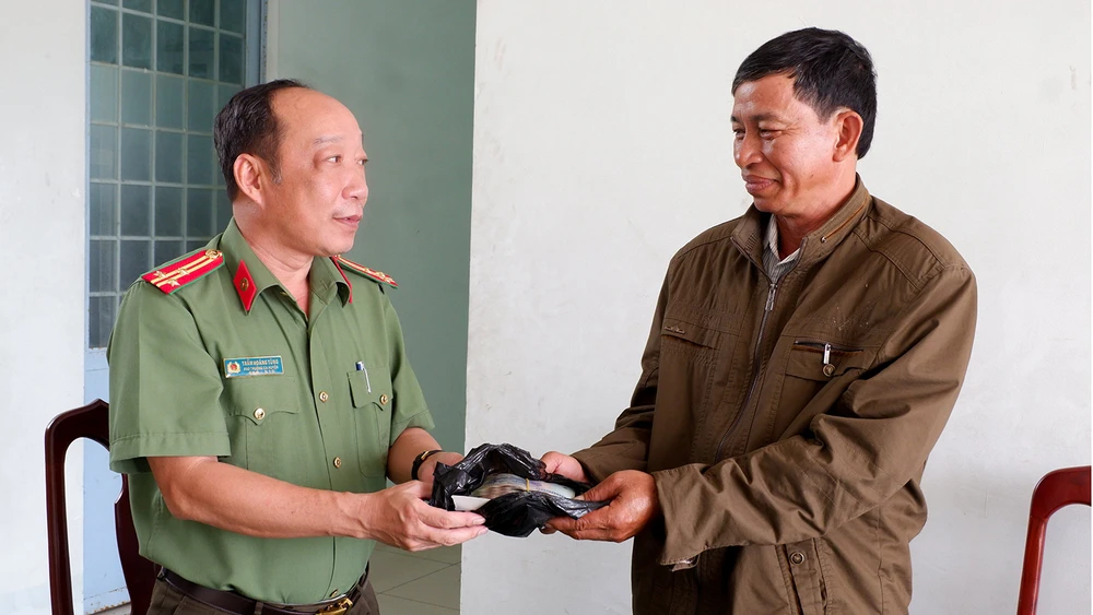 Dù gia đình đang cần để cải tiến việc kinh doanh, tuy nhiên, khi nhặt được số tiền lớn, ông Lê Văn Tổng (bìa phải) đã không nảy sinh lòng tham mà giao nộp cho công an để tìm người đánh rơi. Ảnh: VĂN VŨ Dù gia đình đang cần để cải tiến việc kinh doanh, tuy nhiên, khi nhặt được số tiền lớn, ông Lê Văn Tổng (bìa phải) đã không nảy sinh lòng tham mà giao nộp cho công an để tìm người đánh rơi. Ảnh: VĂN VŨ