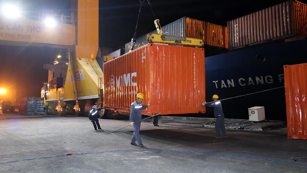 Tối 29-12-2022, cảng Cái Cui đón chuyến tàu container Tan Cang Foundation đầu tiên cập bến. Ảnh: CHÂU ANH