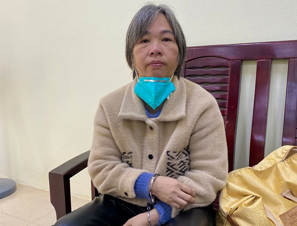 Đối tượng truy nã Nguyễn Huỳnh Ngọc Minh Hạnh tại cơ quan công an. Ảnh: VĂN VŨ