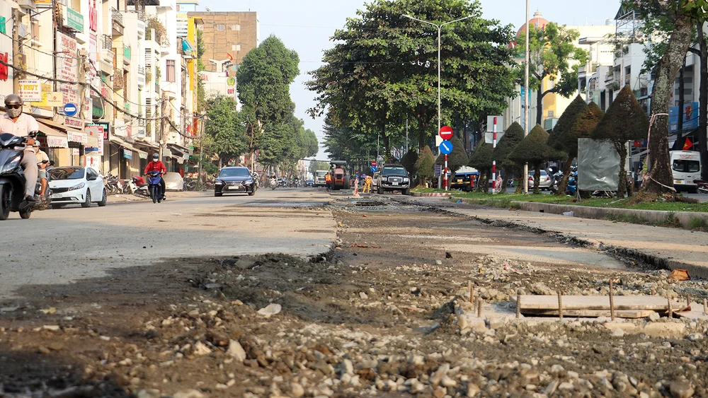 Ghi nhận trong ngày 31-12, ba tuyến đường ở quận Ninh Kiều là đường Nguyễn An Ninh, Nguyễn Thái Học, Nam Kỳ Khởi Nghĩa còn ngổn ngang do đang thi công. Thậm chí, đơn vị thi công không hề lắp đặt rào chắn, biển cảnh báo khiến việc lưu thông của người dân rất khó khăn.