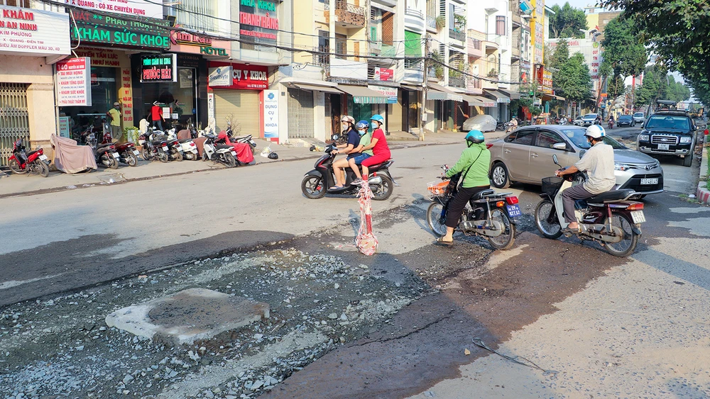 Theo ông Lê Tiến Dũng, Giám đốc Sở GTVT TP Cần Thơ, trong kế hoạch triển khai các nhiệm vụ trọng tâm đảm bảo trật tự ATGT dịp Tết dương lịch, Tết Nguyên đán, Sở đã yêu cầu chủ đầu tư khẩn trương hoàn trả mặt bằng, tái lập mặt đường để cho người dân đi lại được thuận lợi.