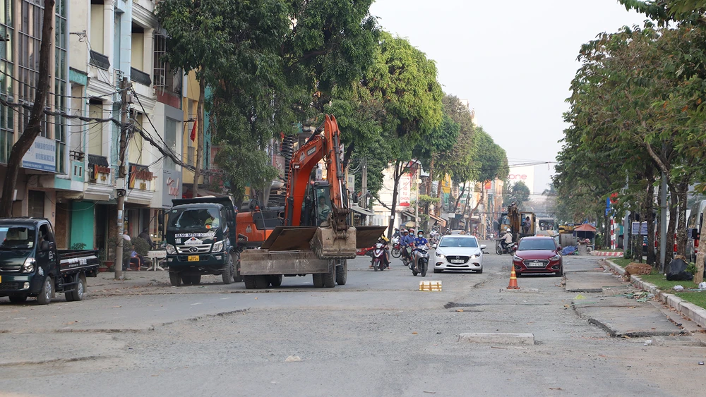 Nhiều nơi, thi công không đảm bảo an toàn, phương tiện thi công vô tư lưu thông cùng phương tiện của người dân, tiềm ẩn nguy cơ tai nạn.
